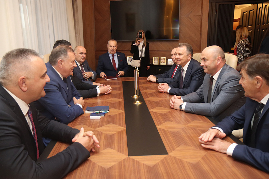 БАЊАЛУКА, 8. МАЈА /СРНА/ - Предсједник Републике Српске Милорад Додик током састанка са министром индустрије Бјелорусије Александром Рогожником./фото Борислав Здриња/