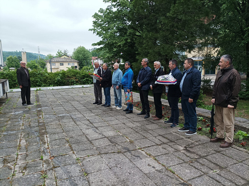 КОТОР ВАРОШ, 9. МАЈА /СРНА/ - Представници СУБНОР-а и општине Котор Варош положили су вијенце код Спомен-костурнице погинулим борцима из Другог свјетског рата у том мјесту поводом 9. маја - Дана побједе над фашизмом.
