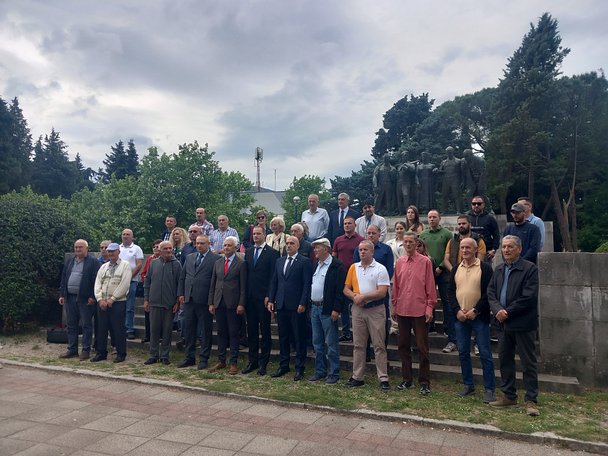 ТРЕБИЊЕ, 9. МАЈА /СРНА/ - У Требињу је данас положено цвијеће на Споменик палим борцима у борби против фашизма 1941-1945. у градском парку, поводом 9. маја, Дана побједе над фашизмом.