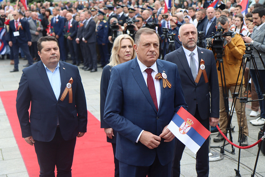 БАЊАЛУКА, 9. МАЈА /СРНА/ -У оквиру обиљежавања Дана побједе над фашизмом, у име институција Републике Српске вијенац на Споменик жртвама фашизма на Тргу палих бораца положио је предсједник Републике Српске Милорад Додик./фото Борислав Здриња/