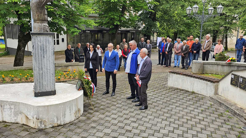 ПРЊАВОР, 9. МАЈА /СРНА/ - У Прњавору је полагањем вијенаца код спомен-биста четири народна хероја НОР-а, Спомен-обиљежја палим борцима НОР-а и жртвама фашистичког терора и Споменика јунацима града из посљедњег Одбрамбено-отаџбинског рата обиљежен 9. мај - Дан побједе над фашизмом.