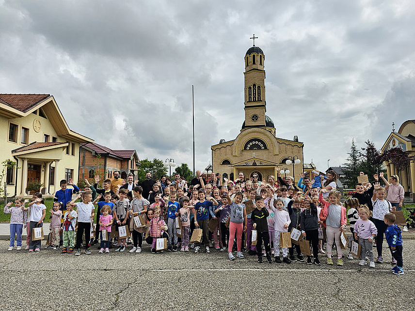 УГЉЕВИК, 9. МАЈА /СРНА/ - Креативно-забавни програм "Потрага за васкршњим јајима" окупио је данас више од 100 малишана из Угљевика у порти Храма Свете Петке Параскеве и градском парку.