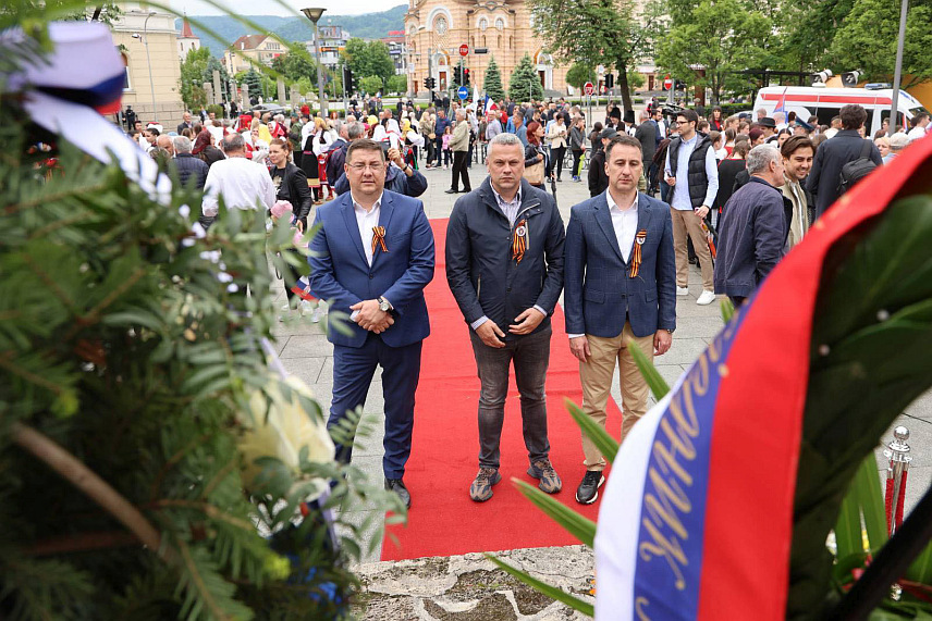 БАЊАЛУКА, 9. МАЈА /СРНА/ - Предсједник бањалучког Градског одбора Социјалистичке партије Српске /СПС/ Саша Глигорић преводио делегацију СПС-а која је положила цвијеће код Споменика жртвама фашизма у Бањалуци поводом 9. маја - Дана побједе над фашизмом.	

