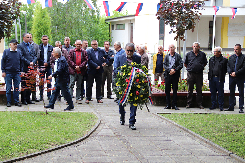 ДЕРВЕНТА, 9. МАЈА /СРНА/ - У Дервенти су данас положени вијенци испред спомен-обиљежја борцима Народноослободилачког рата /НОР/ код Основне школе "Никола Тесла" поводом обиљежавања 9. маја - Дана побједе над фашизмом.