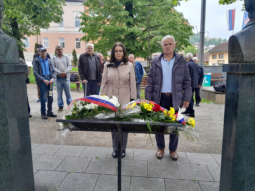 МРКОЊИЋ ГРАД, 9. МАЈА /СРНА/ - Делегације општине Мркоњић Град и општинског СУБНОР-а данас су, поводом Дана побједе над фашизмом, положиле вијенце на бисте народног хероја Павла Џевера и скојевке Миље Ђукановић.