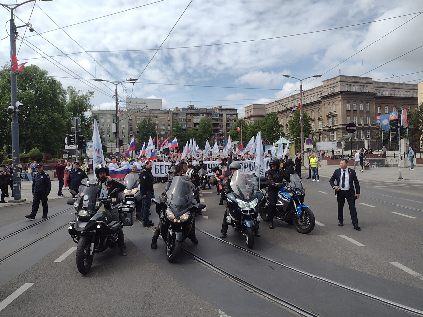 БЕОГРАД, 9. МАЈА /СРНА/ - Манифестација "Бесмртни пук" одржана је поводом Дана побједе над фашизмом данас у Београду, гдје су улицама пронесене слике људи који су се борили против фашизма у Другом свјетском рату.