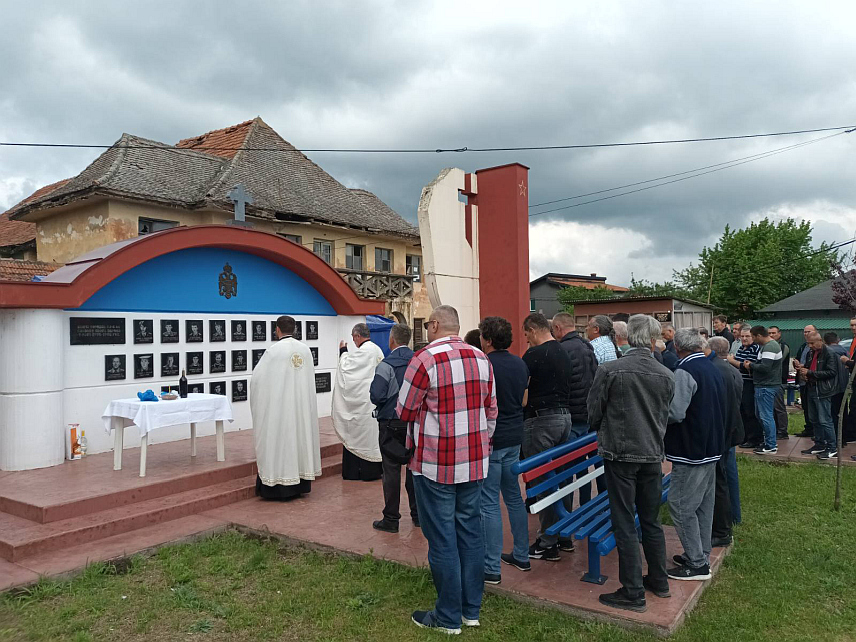 ЗВОРНИК, 9. МАЈА /СРНА/ - Поменом и полагањем вијенаца на спомен обиљежја погинулим борцима у Одбрамбено-отаџбинском рату и Другом свјетском рату, обиљежен је данас у Пилици код Зворника 9. мај - Дан побједе над фашизмом.