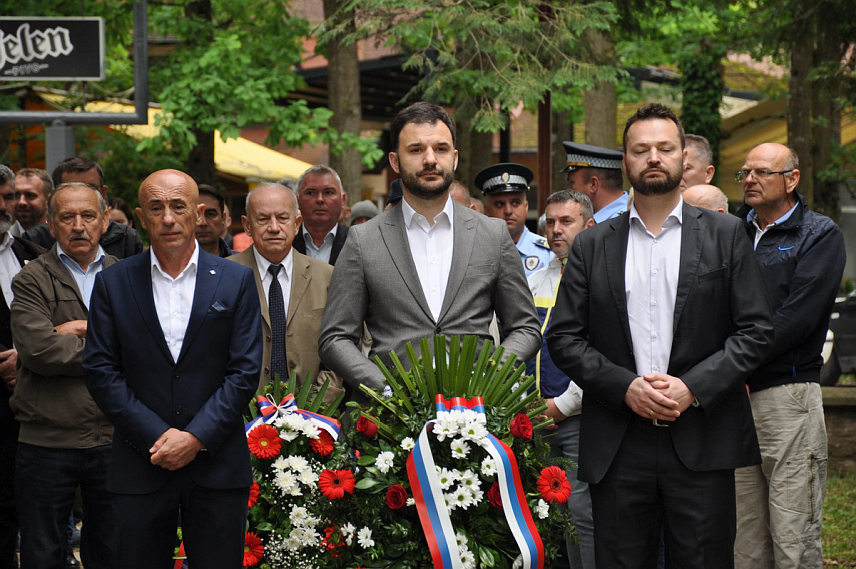 ПРИЈЕДОР, 9. МАЈА / СРНА/- Полагањем вијенаца код спомен-обиљежја борцима Народноослободилачког рата, те код споменика борцима Одбрамбено-отаџбинског рата у Омарској је традиционално обиљежeн 9. мај - Дан побједе над фашизмом.
