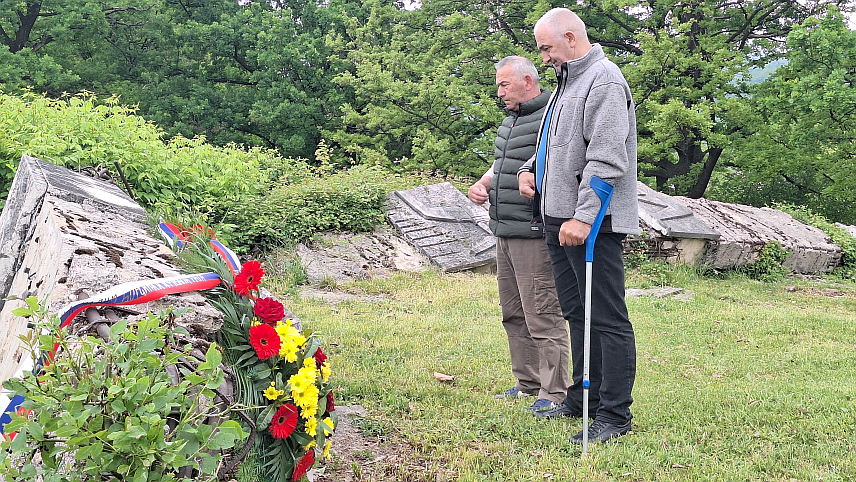 ДРВАР, 9. МАЈА /СРНА/ - Дан побједе над фашизмом у Дрвару је обиљежен полагањем вијенаца на Споменик жртвама фашистичког терора.