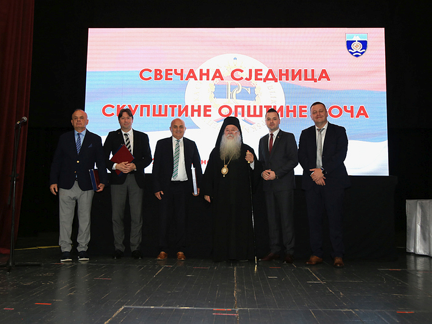 ФОЧА, 9. МАЈА /СРНА/ - Општина Фоча обиљежила је Дан општине - 9. мај, свечаном сједницом локалног парламента на којој су додијељене двије повеље општине, Петку Чанчару, постхумно, и Дејану Бокоњићу, те два признања почасног грађанина, Његовом високопреосвештенству митрополиту дабробосанском Хризостому и Славку Дуњићу.