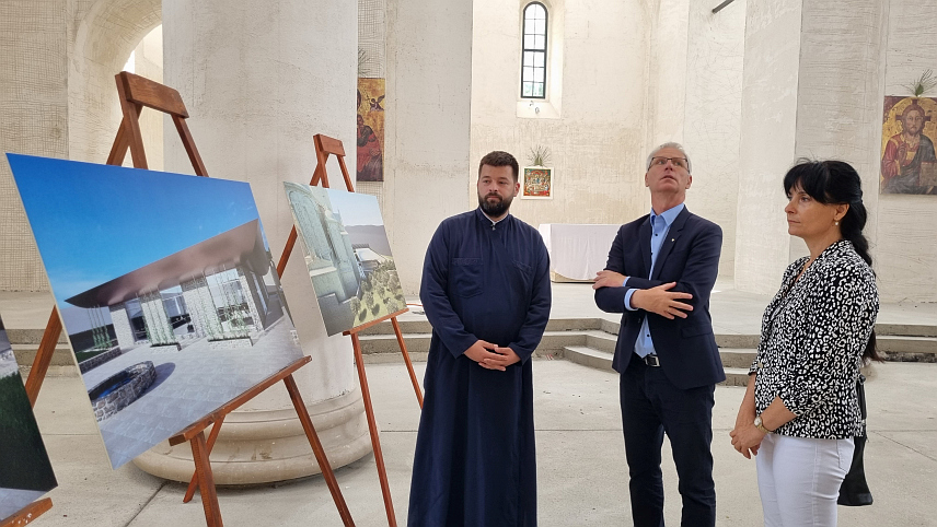 МОСTАР, 9. МАЈ /СРНА/ - Државни секретар за вјерска и национална питања у кабинету премијера Мађарске Миклош Шолтес током посјете градилишту Саборне цркве Свете Tројице у Мостару.