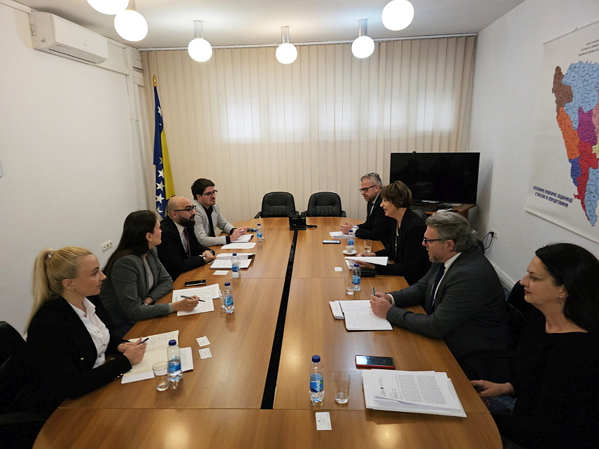 САРАЈЕВО, 9. МАЈА /СРНА/ - Замјеник министара финансија и трезора у Савјету министара Мухамед Хасановић разговарао је данас са предсједником ЦИК-а БиХ Иреном Хаџиабдић.