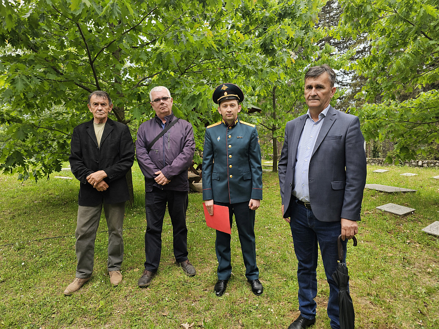 УГЉЕВИК, 9. МАЈА /СРНА/ - У меморијалном комплексу у Доњој Tрнови код Угљевика данас су, поводом 9. маја, Дана побједе над фашизмом, положени вијенци и одата почаст жртвама фашистичког терора.