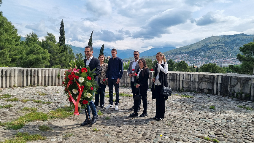 МОСTАР, 9. МАЈА /СРНА/ - Замјеник предсједника Градског вијећа Мостара Велибор Миливојевић положио је данас вијенац на Партизанском гробљу поводом 9. маја - Дана побједе над фашизмом и поручио да сви треба да се сјећају те велике побједе.