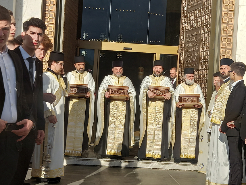 БЕОГРАД, 9. МАЈА /СРНА/ - Велики број вјерника окупио се вечерас у Храму Светог Саве на Врачару у Београду како би се поклонио светим моштима четири српска светитеља - Јустина Ћелијског, Николаја Жичког, Охридског и Лелићког, те Доситеја Загребачког и Платона Бањалучког.