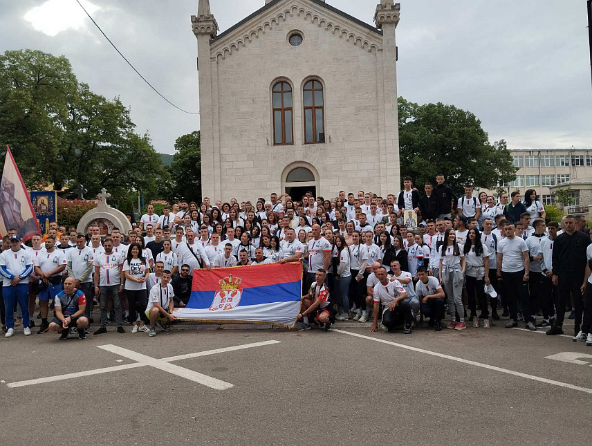 БИЛЕЋА, 9. МАЈА /СРНА/ - На поклоњење моштима Светог Василија Острошког до манастира Острог поводом предстојећег празника посвећеног великом светитељу јутрос је из Билеће на ходочашће кренуло око 350 људи, с циљем духовног уздизања и враћања на прави пут.	
