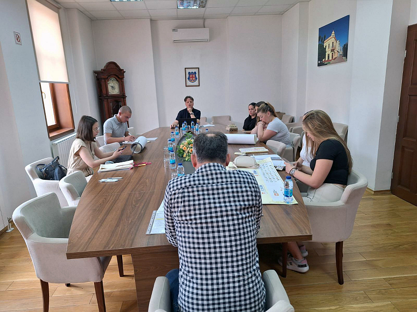 ШАМАЦ, 10. ЈУНА /СРНА/ - Општина Шамац и Фондација "Мозаик" у сарадњи са локалном Омладинском банком данас су потписале три уговора са неформалним групама младих у овој општини,којима су одобрена три пројекта у висини од 5.396 КМ.