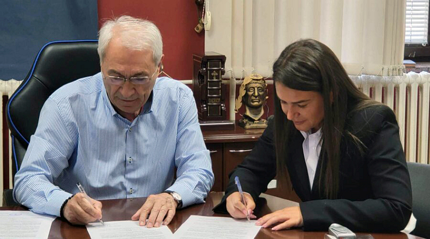 ТРНОВО, 10. ЈУНА /СРНА/ - Замјеник начелника Трнова Љиљана Милић и предсједник градске општине Црвени крст Ниш Мирослав Милутиновић потписали су споразум о успостављању сарадње, с циљем реализације заједничких активности у области спорта и културе, те очувању народне традиције.