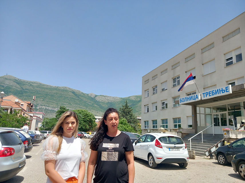 ТРЕБИЊЕ, 10.ЈУНА /СРНА/ - Портпарол требињске Болнице Николина Јелић и предсједник Удружења породица са проблемом стерилитета "Бебе" из Требиња Снежана Мисита.