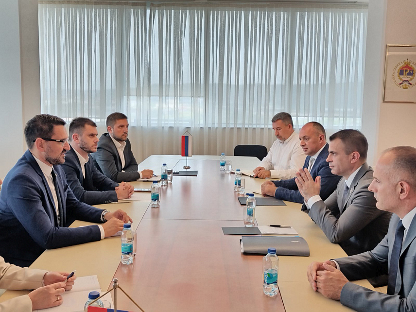 БАЊАЛУКА, 10. ЈУНА /СРНА/ - Министар за европске интеграције и међународну сарадњу Републике Српске Златан Клокић током састанка са министром без портфеља задуженим за координацију активности и мјера у области односа Србије с дијаспором Ђорђем Милићевићем.