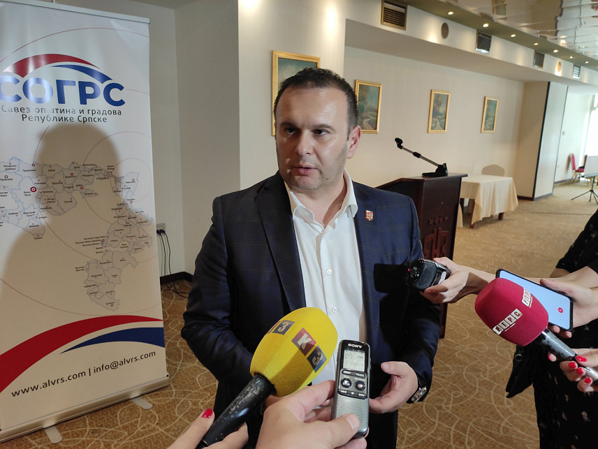 БАЊАЛУКА, 10. ЈУНА /СРНА/ - Предсједник Савеза општина и градова Републике Српске Љубиша Ћосић, изјава за новинаре.