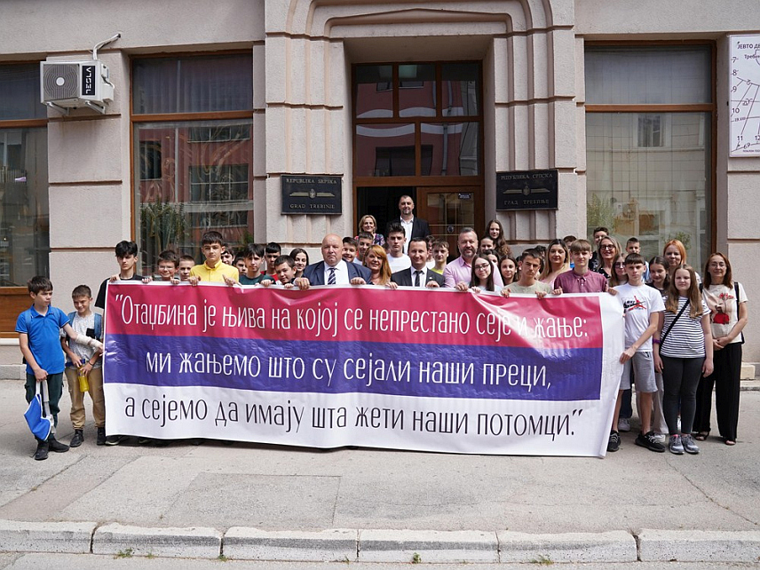 ТРЕБИЊЕ, 10. ЈУНА /СРНА/ - У Требињу су данас, послије Свесрпског сабора одржаног у Београду, потписани и први споразуми о сарадњи између школа из Републике Српске и Србије.