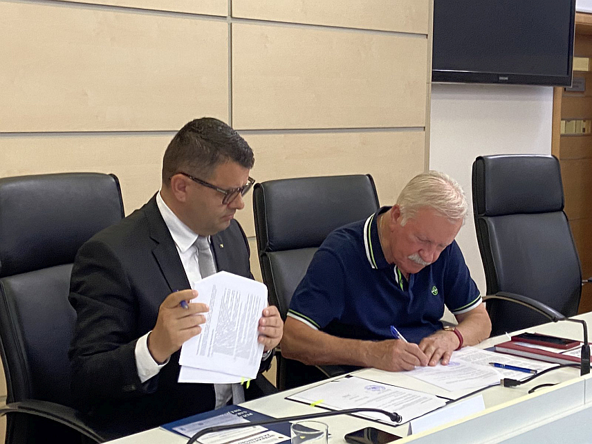 САРАЈЕВО, 10. ЈУНА /СРНА/ - Министар за људска права и избјеглице у Савјету министара Севлид Хуртић потписао је данас меморандум о сарадњи у области дијаспоре са представницима 16 градова и општина из цијеле БиХ.