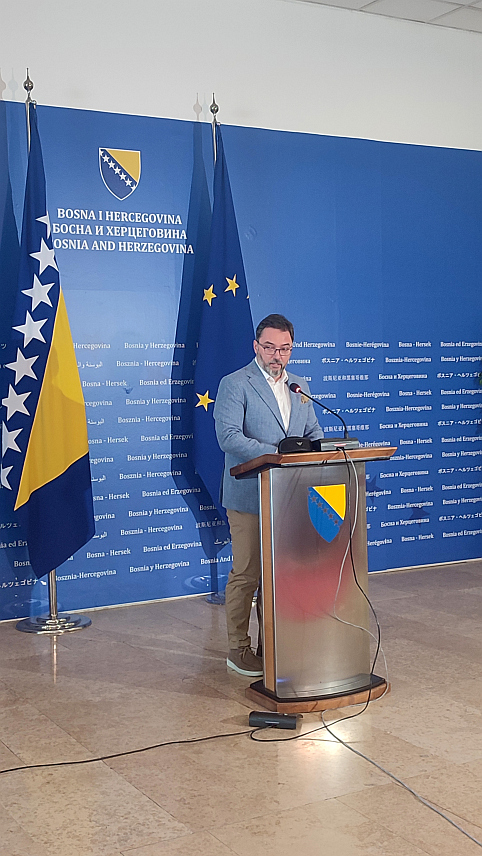 САРАЈЕВО, 10. ЈУНА /СРНА/ - Замјеник предсједавајуће Савјета министара Сташа Кошарац на конференцији за новинаре након сједнице Савјета министара.