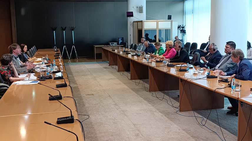 САРАЈЕВО, 10. ЈУНА /СРНА/ - Делегација Венецијанске комисије разговарала је са представницима политичких странака које чине већину у Парламентарној скупштини БиХ у оквиру настојања да на састанцима са званичницима БиХ припреми што квалитетније Мишљење на нацрт закона о Високом судском и тужилачком савјету /ВСТС/ БиХ.