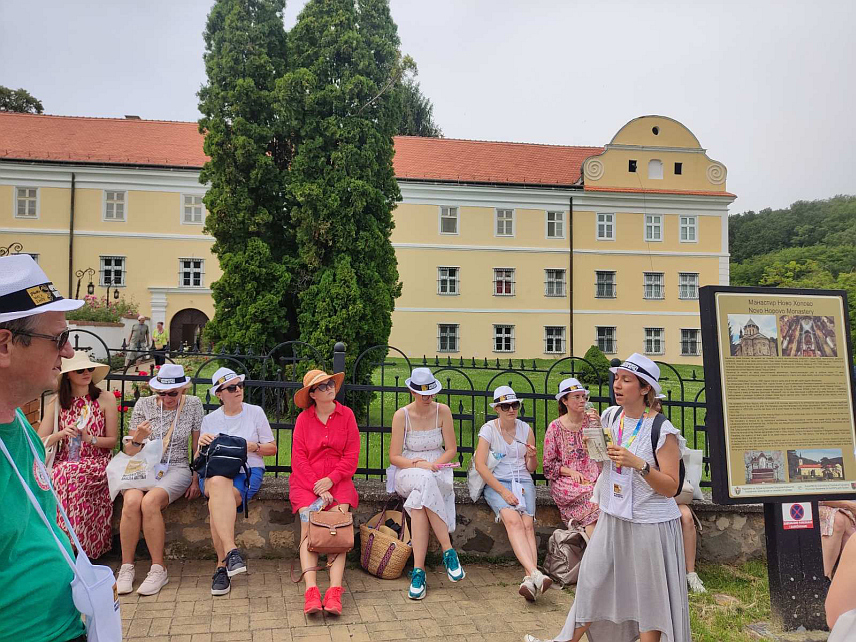 БИЈЕЉИНА, 10. ЈУНА /СРНА/ - Представници Туристичке организације Бијељина учествовали су као гост на традиционалној манифестацији "Фрушкогорска винска шетња" у Иригу, која је окупила 400 учесника из Србије, Хрватске и БиХ, речено је Срни у овој организацији.