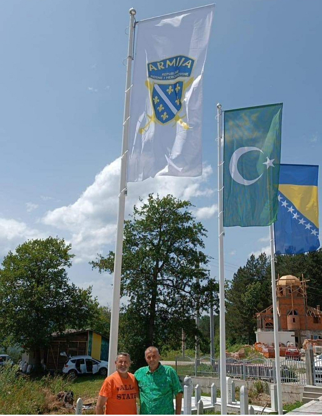 ИСТОЧНО САРАЈЕВО, 10. ЈУНА /СРНА/ - На Крагљиводи, на магистралном путу Сребреница-Скелани, постављена ратна застава такозване Армије БиХ, у простору меморијалног комплекса за јуришнике Насера Орића који су 16. јануара 1993. године напали Скелане и убили 69 Срба, махом цивила.