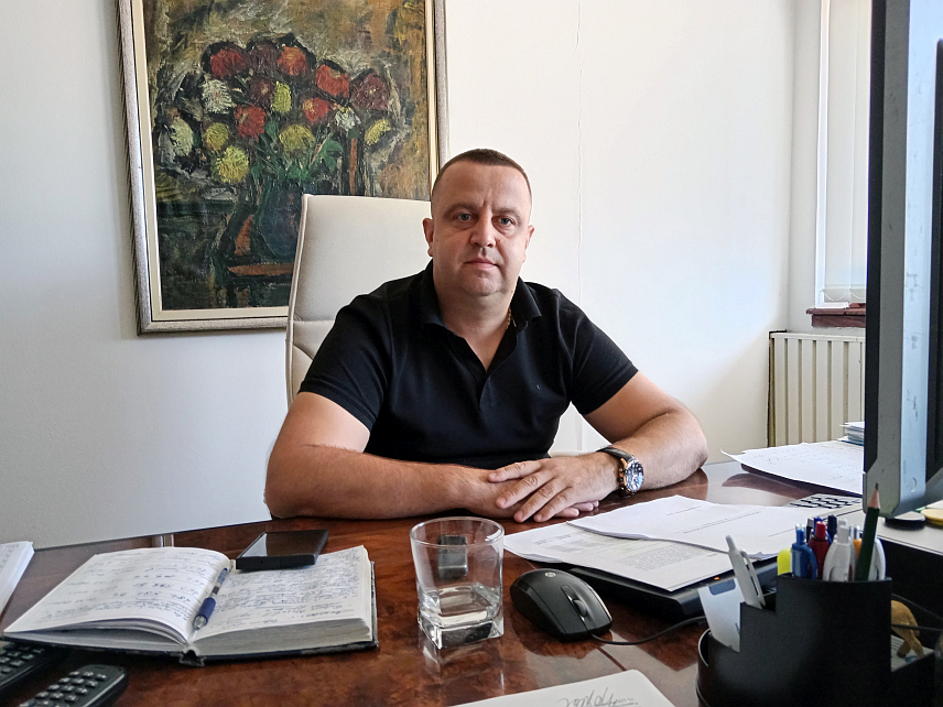 СОКОЛАЦ, 10. ЈУНА /СРНА/ - У Специјалној болници за психијатрију на Сокоцу лијечи се 140 пацијената којим се настоји обезбиједити што боља стручна подршка и услови боравака, а за ову годину планирана је реконструкција Женског рехабилитационог одјељења и обезбјеђење средстава за ново санитетско возило, неопходно за превоз штићеника до установа које им пружају друге видове здравствене заштите, изјавио је Срни вршилац дужности директора Драган Булајић.