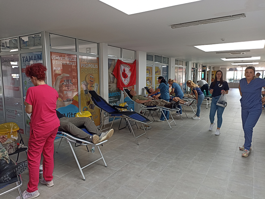ИСТОЧНО САРАЈЕВО, 11. ЈУНА /СРНА/ - Традиционална акција добровољног давања крви у оквиру Спасовданских свечаности поводом славе и Дана општине Источно Ново Сарајево организована је данас с циљем подршке службама трансфузије болница у Источном Сарајеву и Фочи.