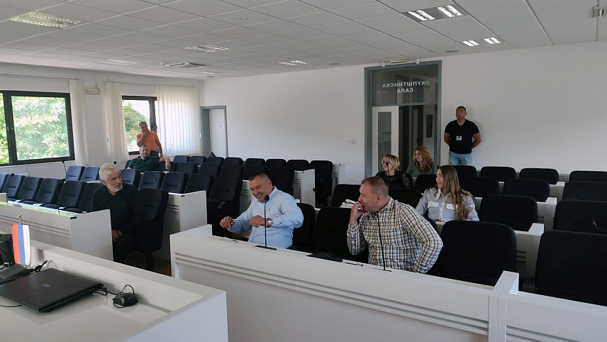 БИЛЕЋА, 11. ЈУНА /СРНА/ - Сједница Скупштине општине Билећа, која је требало да буде одржана данас на захтјев групе одборника опозиције окупљених око СНСД-а, није одржана пошто нису дошли одборници скупштинске већине.