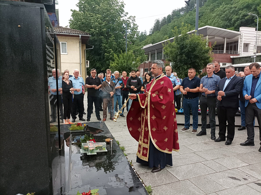 КОТОР ВАРОШ, 11. ЈУНА /СРНА/ - Служењем парастоса и полагањем вијенаца код Спомен-обиљежја погинулим борцима у Котор Варошу данас су обиљежене 32 године од формирања Прве лаке которварошке пјешадијске бригаде, чијих је 109 припадника дало живот за одбрану Републике Српске.