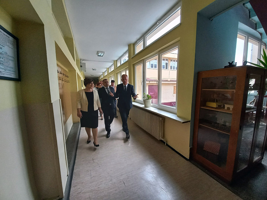 ЛАКТАШИ, 11. ЈУНА /СРНА/ - Министар просвјете и културе Републике Српске Жељка Стојичић посјетила је данас Основну школу /ОШ/ "Десанка Максимовић" у Трну код Лакташа, те изразила задовољство што ће ова школа у новом дограђеном дијелу имати адекватан простор за организовање продуженог боравка.