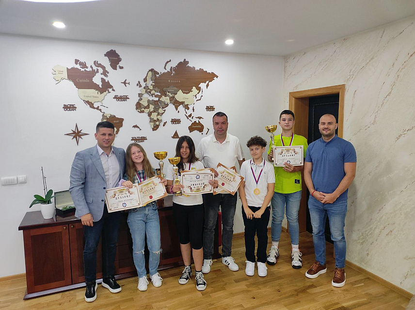 ВУКОСАВЉЕ, 11. ЈУНА /СРНА/ - Начелник општине Вукосавље Дејан Јовић уприличио је данас пријем за ученике Основне школе "Алекса Шантић" који су освојили прво мјесто на Регионалном такмичењу из познавања саобраћајних прописа на којем је учествовало 400 основаца.