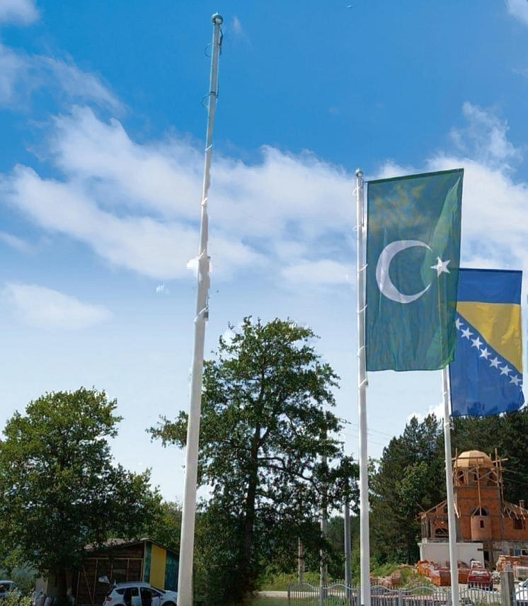 ИСТОЧНО САРАЈЕВО, 11. ЈУНА /СРНА/ - Предсједник Скупштине Републичке организације породица заробљених и погинулих бораца и несталих цивила Бранимир Којић рекао је Срни да је јутрос је у мјесту Крагљивода на магистралном путу Сребреница-Скелани, уклоњена ратна застава тзв. Армије БиХ која је јуче постављена како би провоцирала и вређала српске жртве и њихове породице.