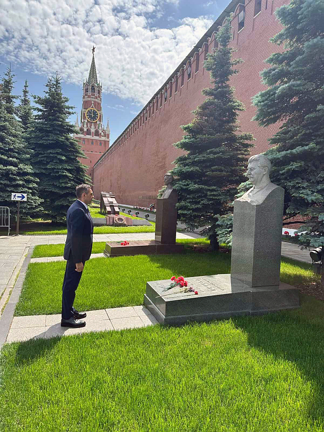 МОСКВА, 11. ЈУНА /СРНА/ - Потпредсједник Владе Србије Александар Вулин, који предводи државну делегацију у званичној посјети Москви, положио је данас цијеће на гроб Јосифа Висариновича Стаљина.