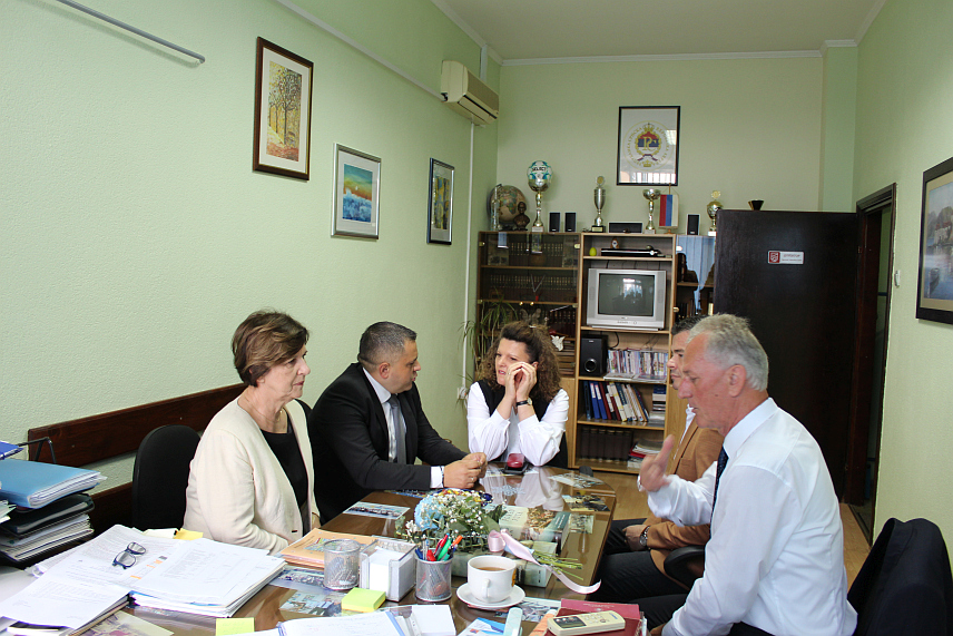 ЛАКТАШИ, 11. ЈУНА /СРНА/ - Министар просвјете и културе Републике Српске Жељка Стојичић рекла је да је изградња Средњошколског центра у Лакташима вриједна инвестиција, јер ће се ту школовати ученици за средње стручно образовање и опште образовање.