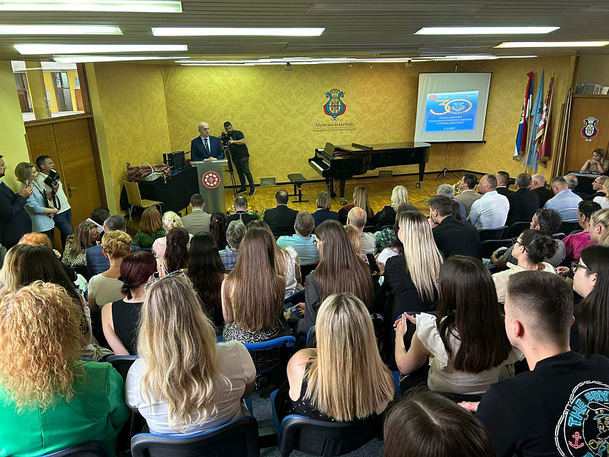 ИСТОЧНО САРАЈЕВО, 11. ЈУНА /СРНА/ - Музичка академија Универзитета Источно Сарајево данас је промовисала 20 дипломираних музичара и 11 дипломираних мастера музичке умјетности, а на свечаности је уручена и награда "Војин Комадина" најбољим студентима у претходној академској години.