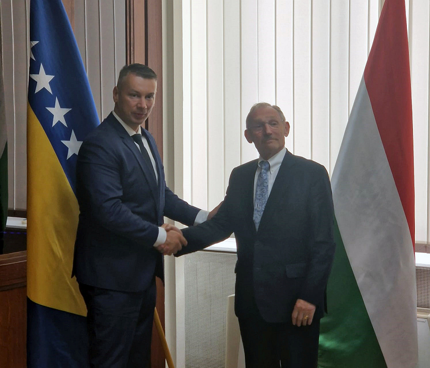 САРАЈЕВО, 11. ЈУНА /СРНА/ - Министар безбједности у Савјету министара Ненад Нешић са министром унутрашњих послова Мађарске Шандором Пинтером у Будимпешти.