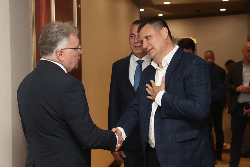 БАЊАЛУКА, 11. ЈУНА /СРНА/ - У Бањалуци је поводом отварања Канцеларије Амбасаде Руске Федерације у БиХ и Дана Русије уприличен свечани пријем, чији је домаћин амбасадор Игор Калабухов.