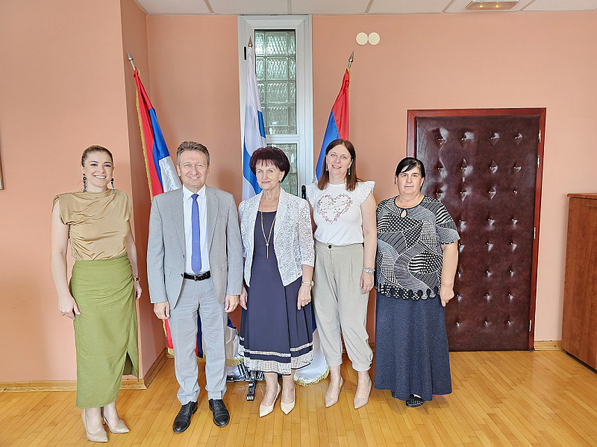 УГЉЕВИК, 11. ЈУНА /СРНА/ - Начелник општине Угљевик Василије Перић уручио је данас новчани поклон наставници српског језика и књижевности Нади Микановић која након више од четири деценије рада одлази у пензију.