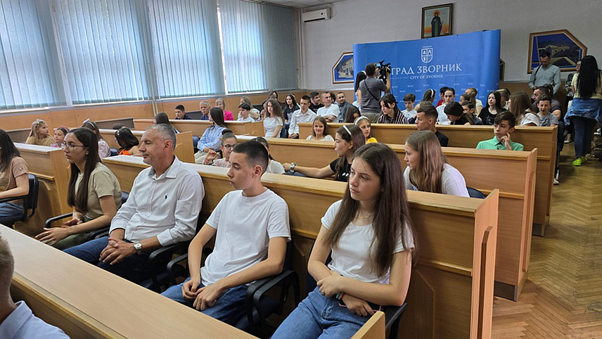 ЗВОРНИК, 11. ЈУНА /СРНА/ - Градоначелник Зворника Бојан Ивановић приредио је данас пријем за 20 вуковаца, шест ученика генерације зворничких основних школа и ђаке који су остварили запажене резултате на републичким такмичењима и ваннаставним активностима у протеклој школској години и уручио им пригодне поклоне.	

