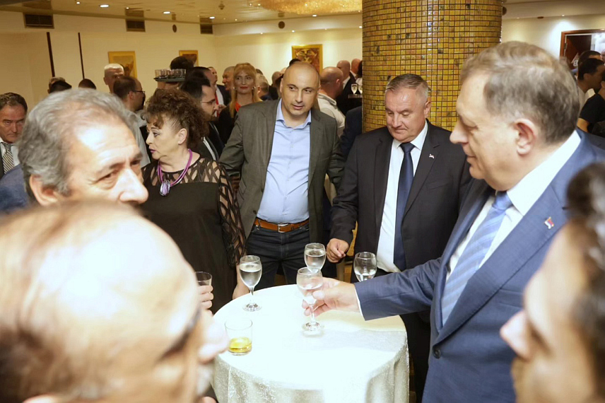 БАЊАЛУКА, 11. ЈУНА /СРНА/ - Предсједник Народне партије Српске Дарко Бањац у Бањалуци, на позив амбасадора Русије у БиХ Игора Калабухова, присуствовао свечаном пријему поводом Дана Русије који се обиљежава у знак сјећања на усвајање Декларације о државном суверенитету Руске Совјетске Федеративне Социјалистичке Републике 12. јуна 1990. године.