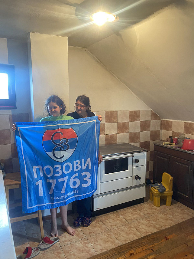 ДРВАР, 11. ЈУНА /СРНА/ - Хуманитарна организација "Срби за Србе" је у Дрвар Селу код Дрвара реновирала купатило, купила шпорет и веш-машину незапосленој самохраној мајци Светлани Раца и њеној дванаестогодишњој кћерки Катарини која од рођена има срчаних проблема.