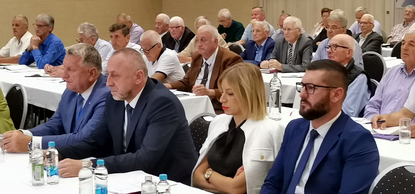 ТЕСЛИЋ, 12. JУНА /СРНА/ - Директор Фонда ПИО Републике Српске Младен Милић и министар рада и борачко-инвалидске заштите Републике Српске Данијел Егић присуствују Извјештајној скупштини Удружења пензионера Републике Српске.