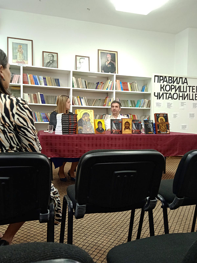 КОТОР ВАРОШ, 12. ЈУНА /СРНА/ - У Народној библиотеци Котор Варош представљен је роман "У себи заточени" аутора Марка Д. Марковића, који је публици представио и своју изложбу икона и фотографија.