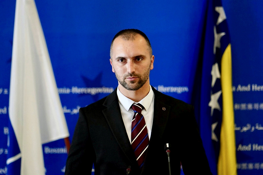 ДРВАР, 12. ЈУНА /СРНА/ - Министар правосуђа и управе у Влади Ливањског кантона Александар Родић позвао је надлежне институције да предузму све неопходне мјере и радње на идентификацији починилаца и кажњавању оних који су исписали увредљиве графите упућене српском народу на дјечијем игралишту у Ливну.